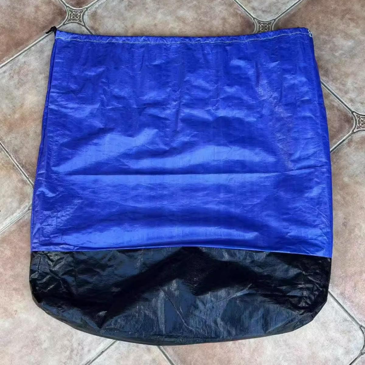 Protect your belongings with this waterproof drawstring moving bag. Made from durable PE fabric, it's spacious, lightweight, and perfect for logistics and storage.