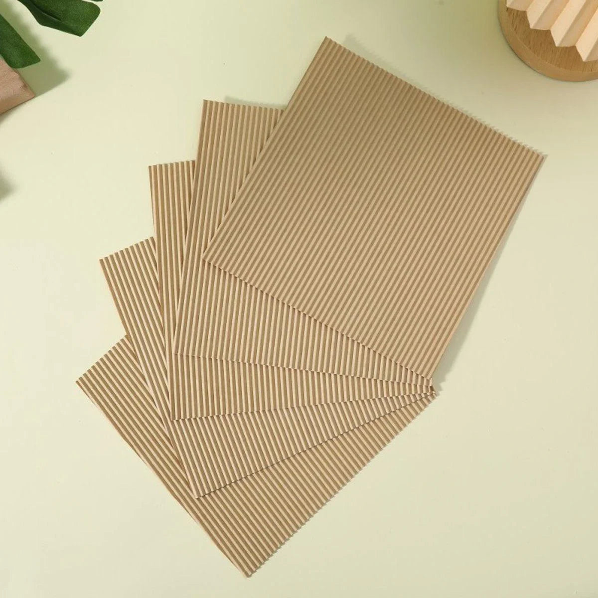 Keep your pizzas fresh and delicious with these high-quality pizza box pads.