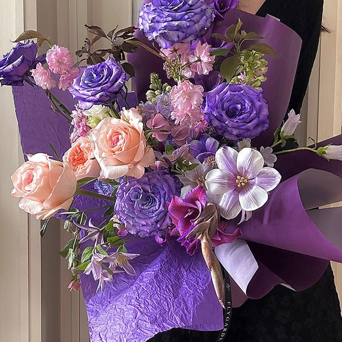 Add a touch of elegance to your flower bouquets with these vibrant and durable pleated Chennai papers.