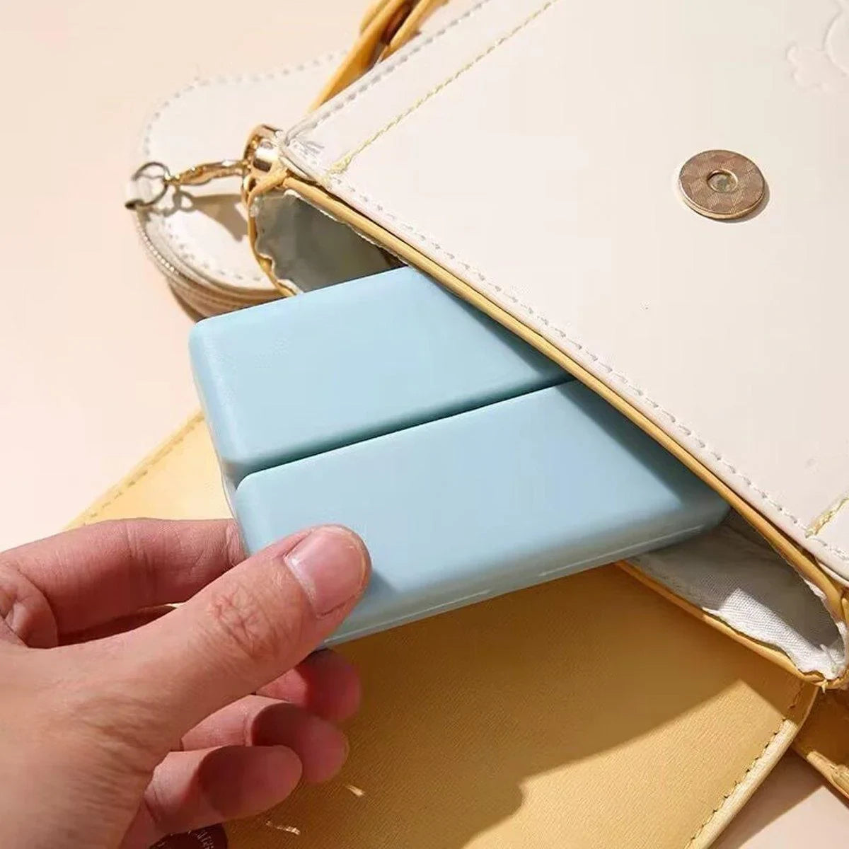 A Week Sub-packed Medicine Box Magnetic Absorption 4PCS