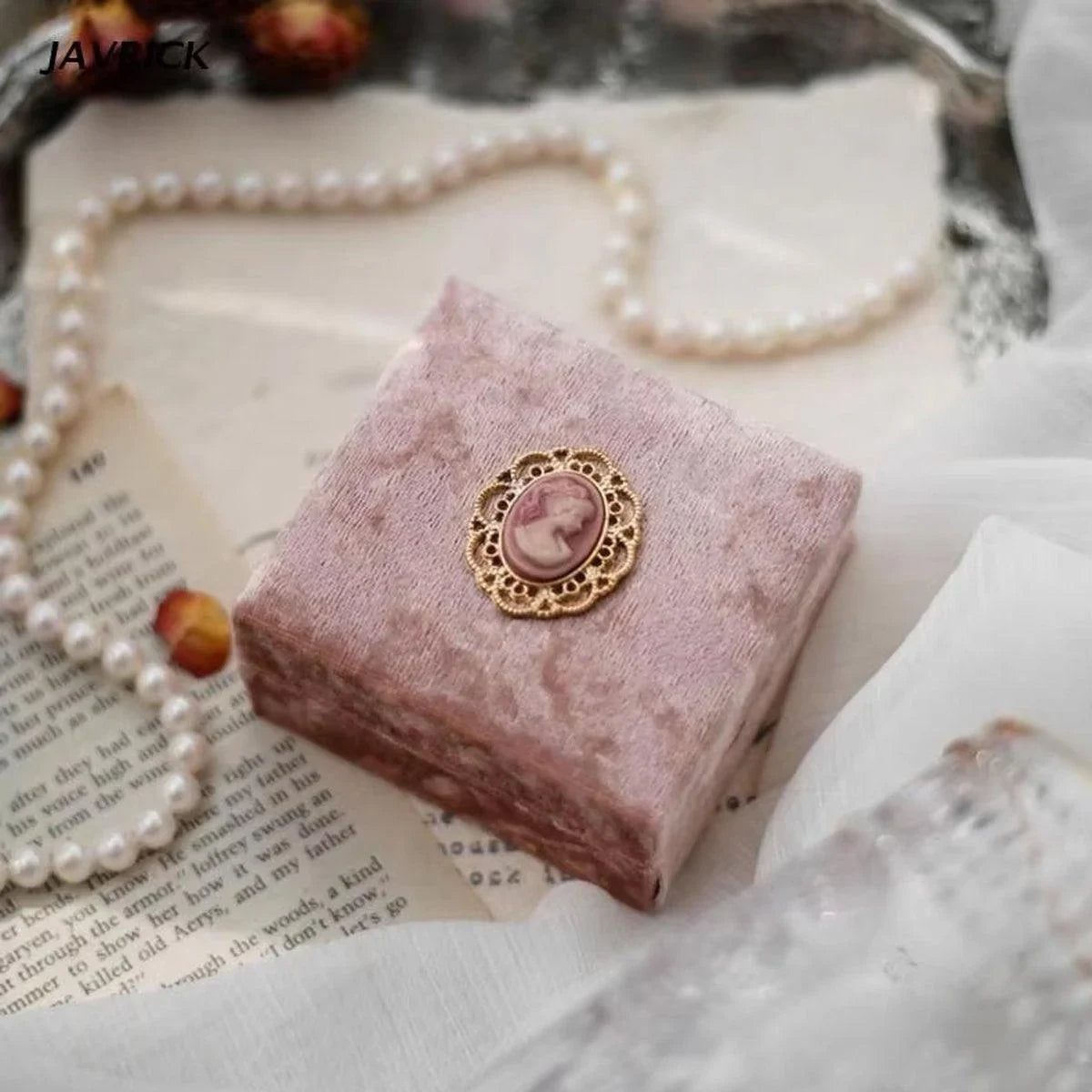 Add a touch of vintage elegance to your jewelry presentation with this 5-Piece Set of Pink Velvet Jewelry Boxes.