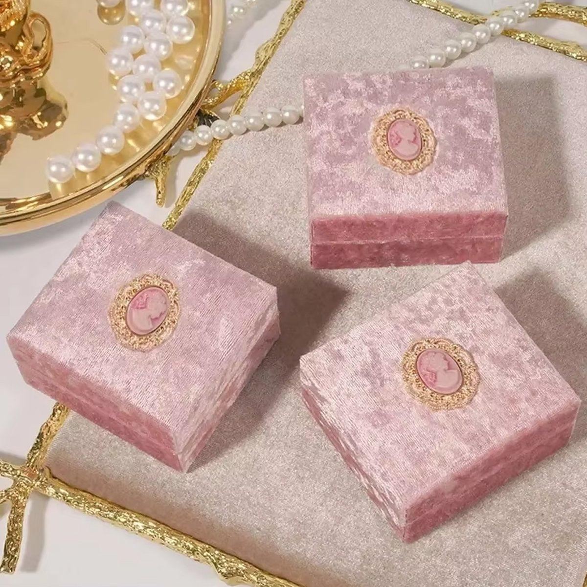Add a touch of vintage elegance to your jewelry presentation with this 5-Piece Set of Pink Velvet Jewelry Boxes.