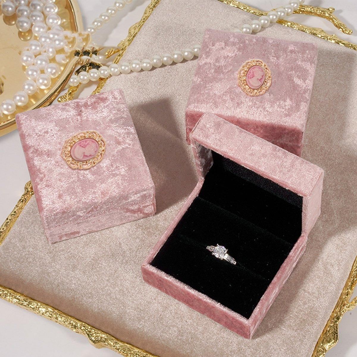 Add a touch of vintage elegance to your jewelry presentation with this 5-Piece Set of Pink Velvet Jewelry Boxes.