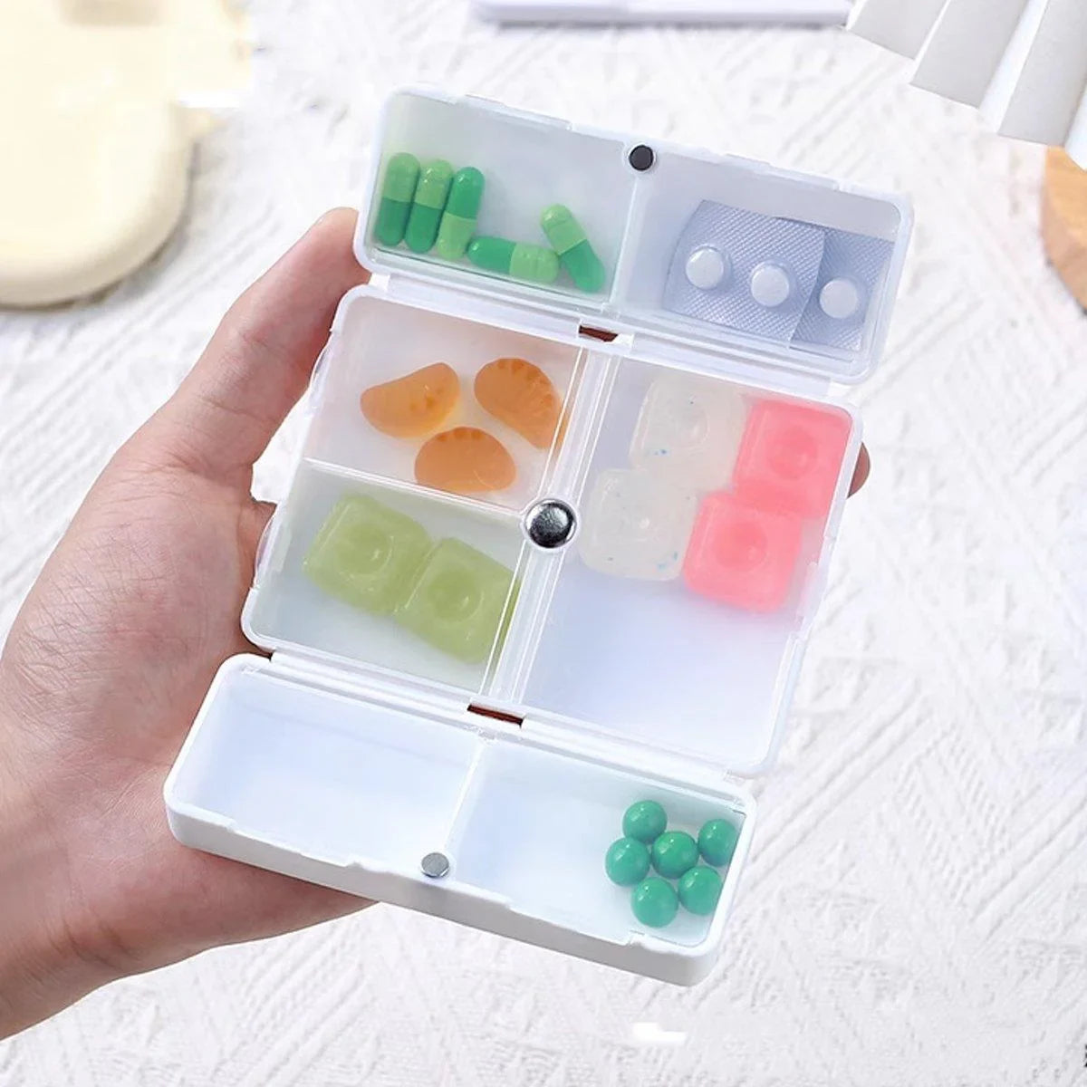 A Week Sub-packed Medicine Box Magnetic Absorption 4PCS
