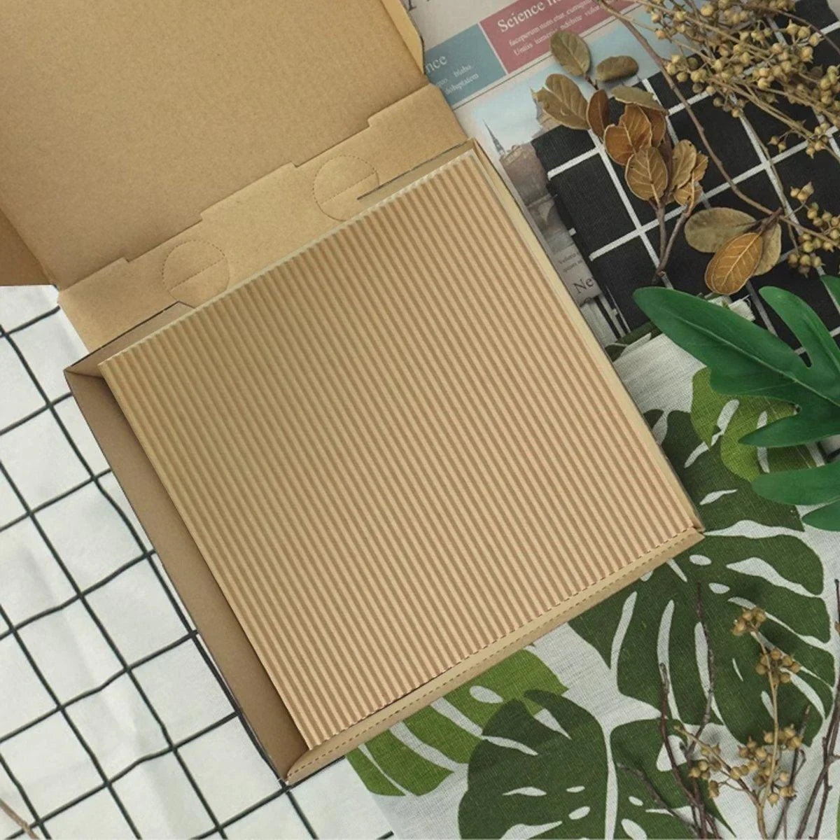 Keep your pizzas fresh and delicious with these high-quality pizza box pads.