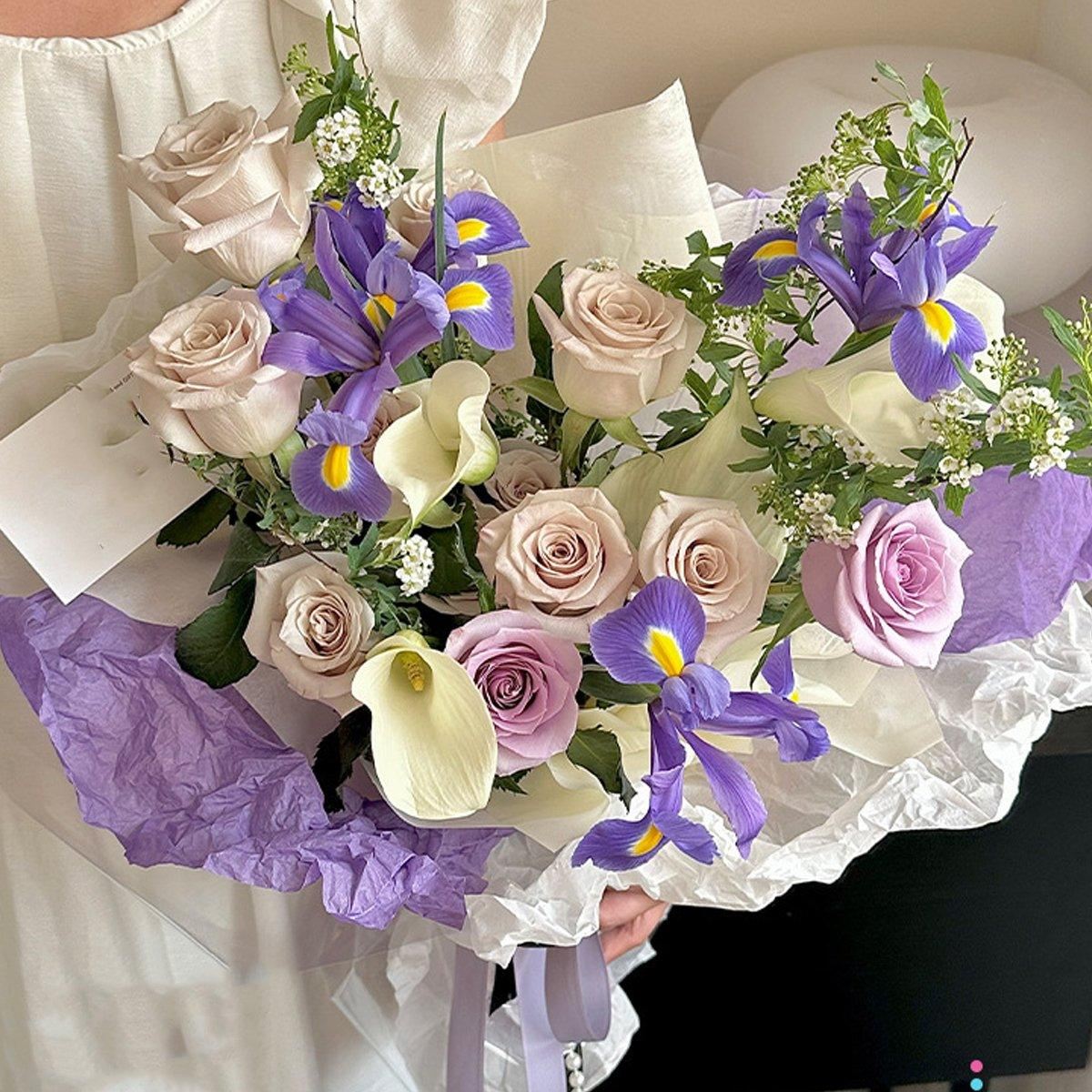 Add a touch of elegance to your flower bouquets with these vibrant and durable pleated Chennai papers.