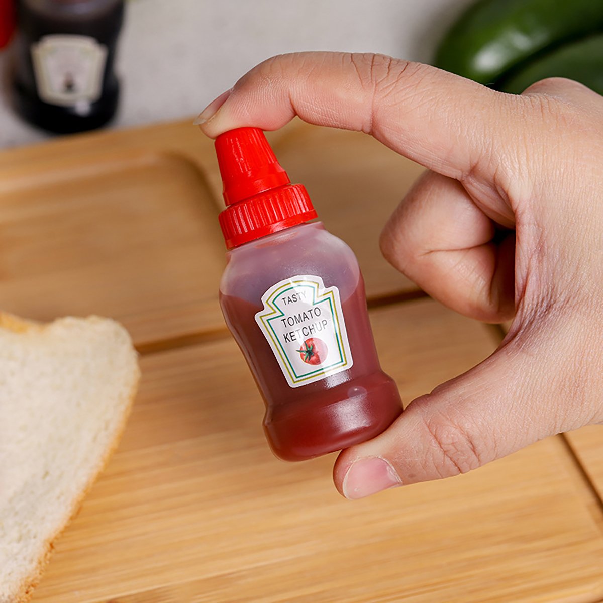 These 4pcs Mini Picnic Portable Sauce Box Condiment Dispensers are perfect for packing your favourite sauces, dressings, and condiments for any outing. 