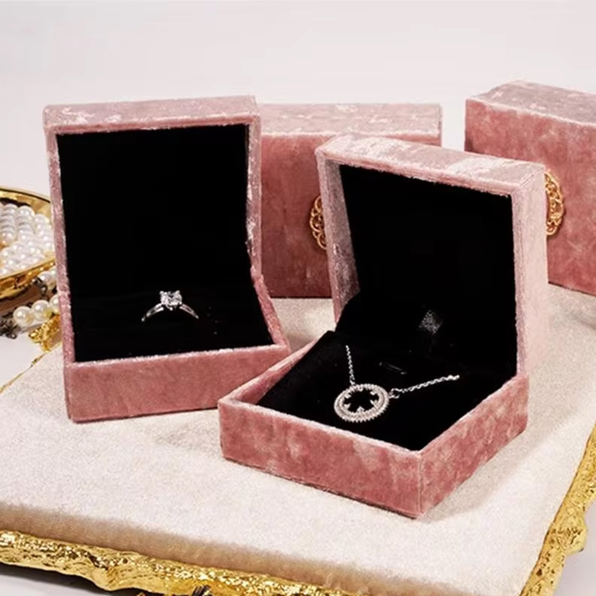 Add a touch of vintage elegance to your jewelry presentation with this 5-Piece Set of Pink Velvet Jewelry Boxes. 