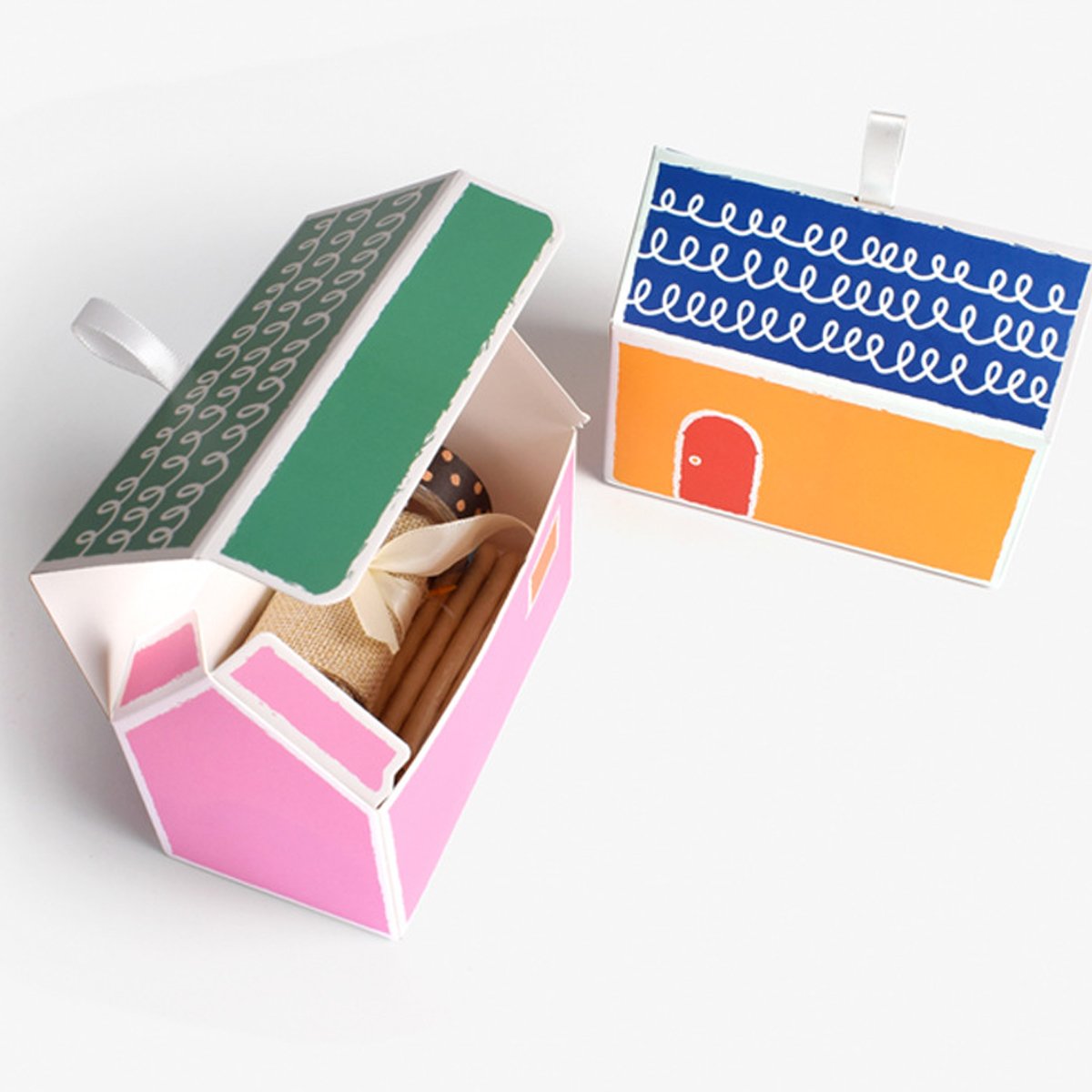 Add a touch of whimsy and colour to your next event with these charming small house gift boxes. 