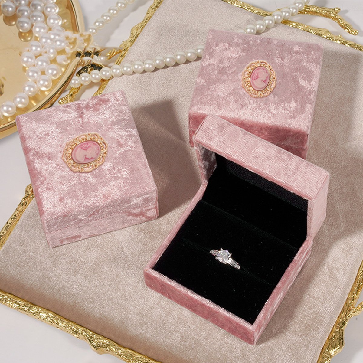 Add a touch of vintage elegance to your jewelry presentation with this 5-Piece Set of Pink Velvet Jewelry Boxes. 