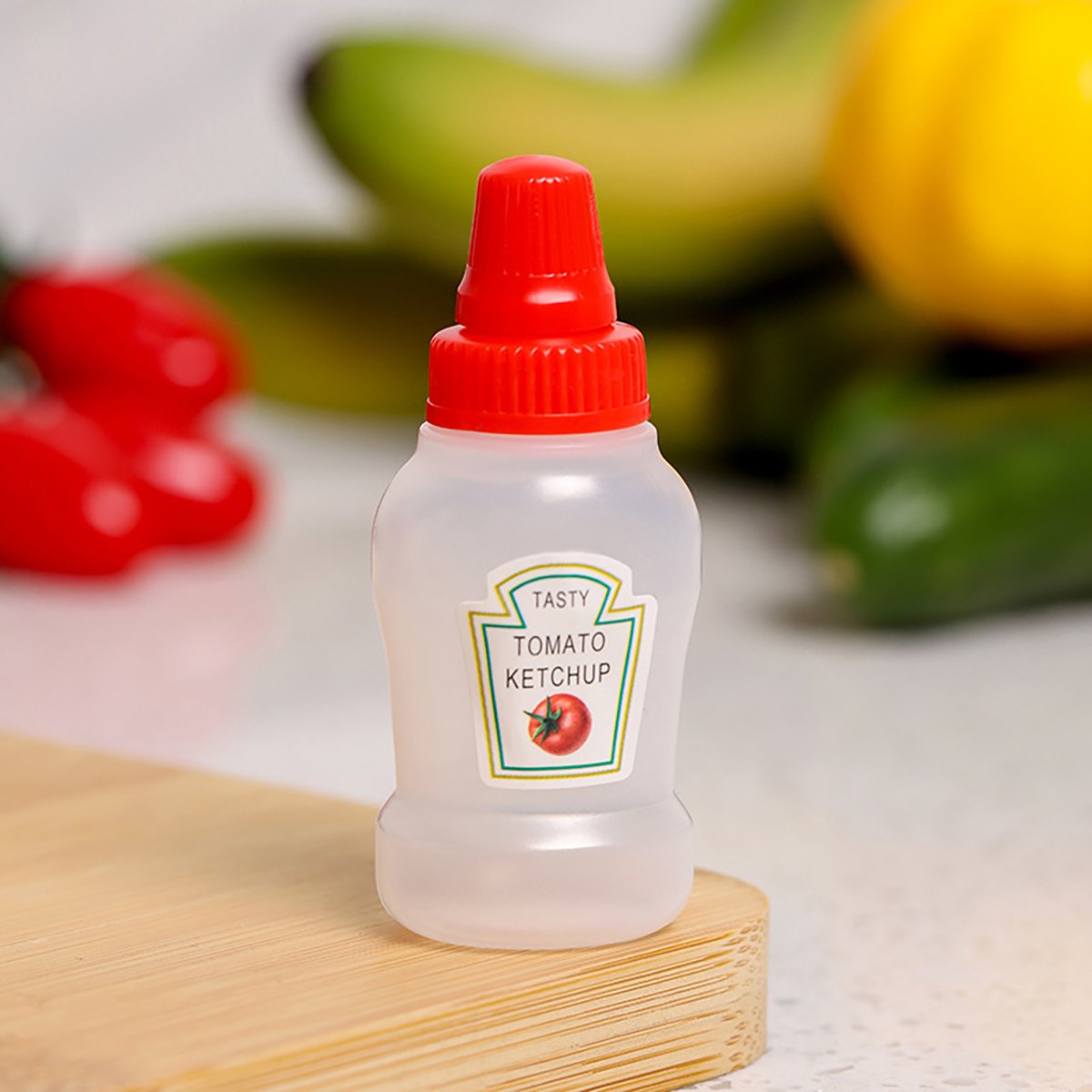 These 4pcs Mini Picnic Portable Sauce Box Condiment Dispensers are perfect for packing your favourite sauces, dressings, and condiments for any outing. 