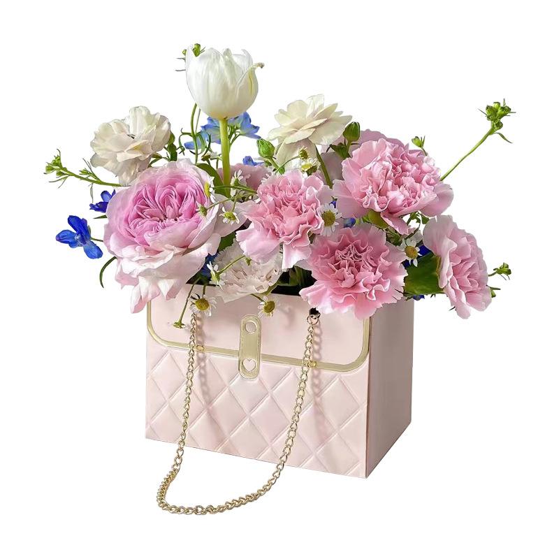 Elegant Paper Gift Bag with Metal Chain for Stylish Gifts