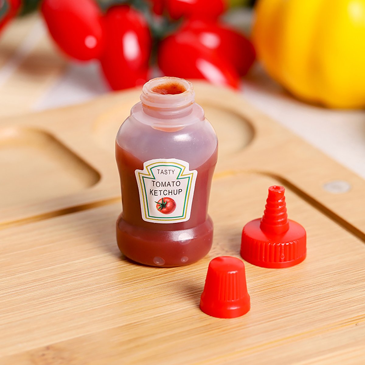 These 4pcs Mini Picnic Portable Sauce Box Condiment Dispensers are perfect for packing your favourite sauces, dressings, and condiments for any outing. 