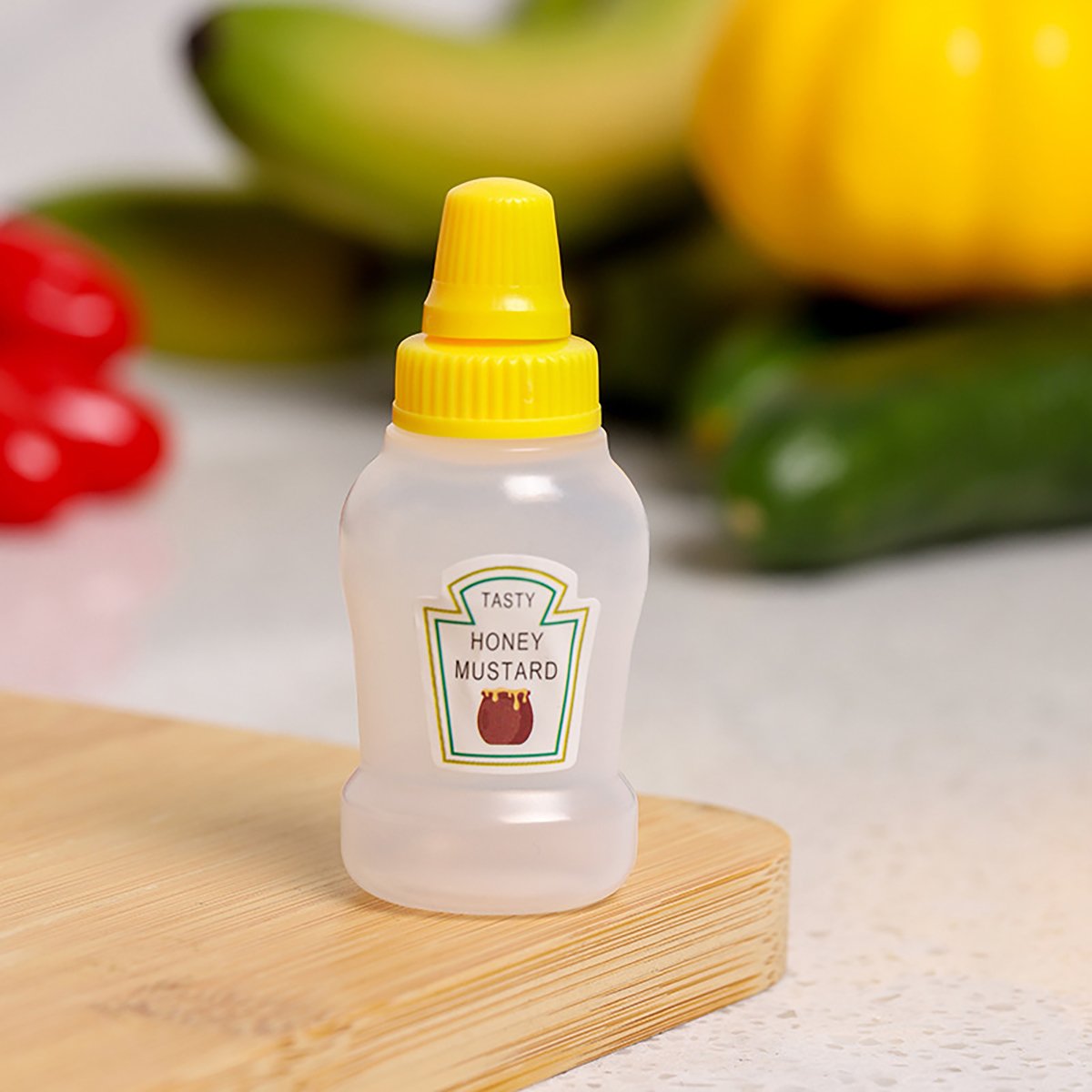 These 4pcs Mini Picnic Portable Sauce Box Condiment Dispensers are perfect for packing your favourite sauces, dressings, and condiments for any outing. 