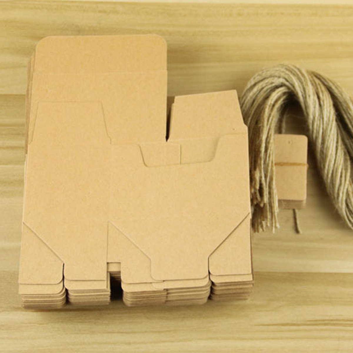  Add a rustic touch to your special events with these eco-friendly gift boxes made from high-quality kraft paper. 